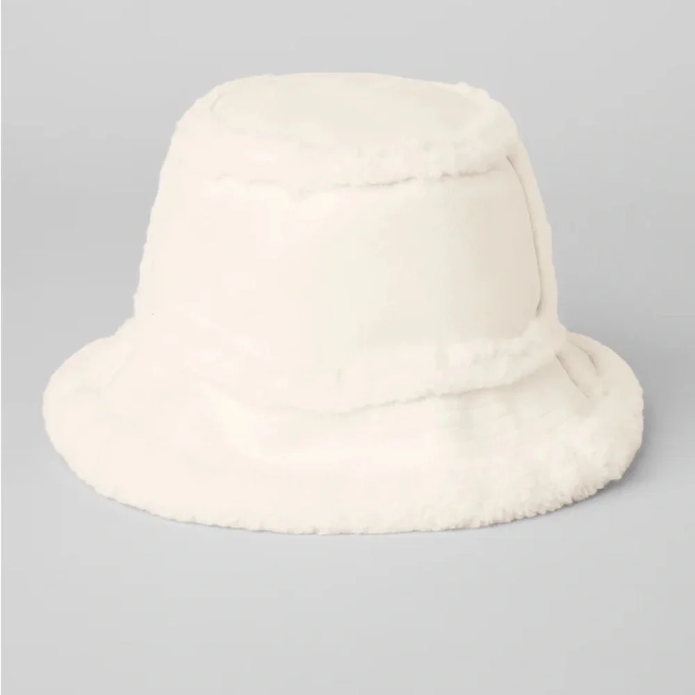 🤍ALO🤍 IVORY Winter Fun Bucket Hat